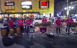 Musisi-jalanan-sedang-beraksi-di-Malioboro-Jogjakarta