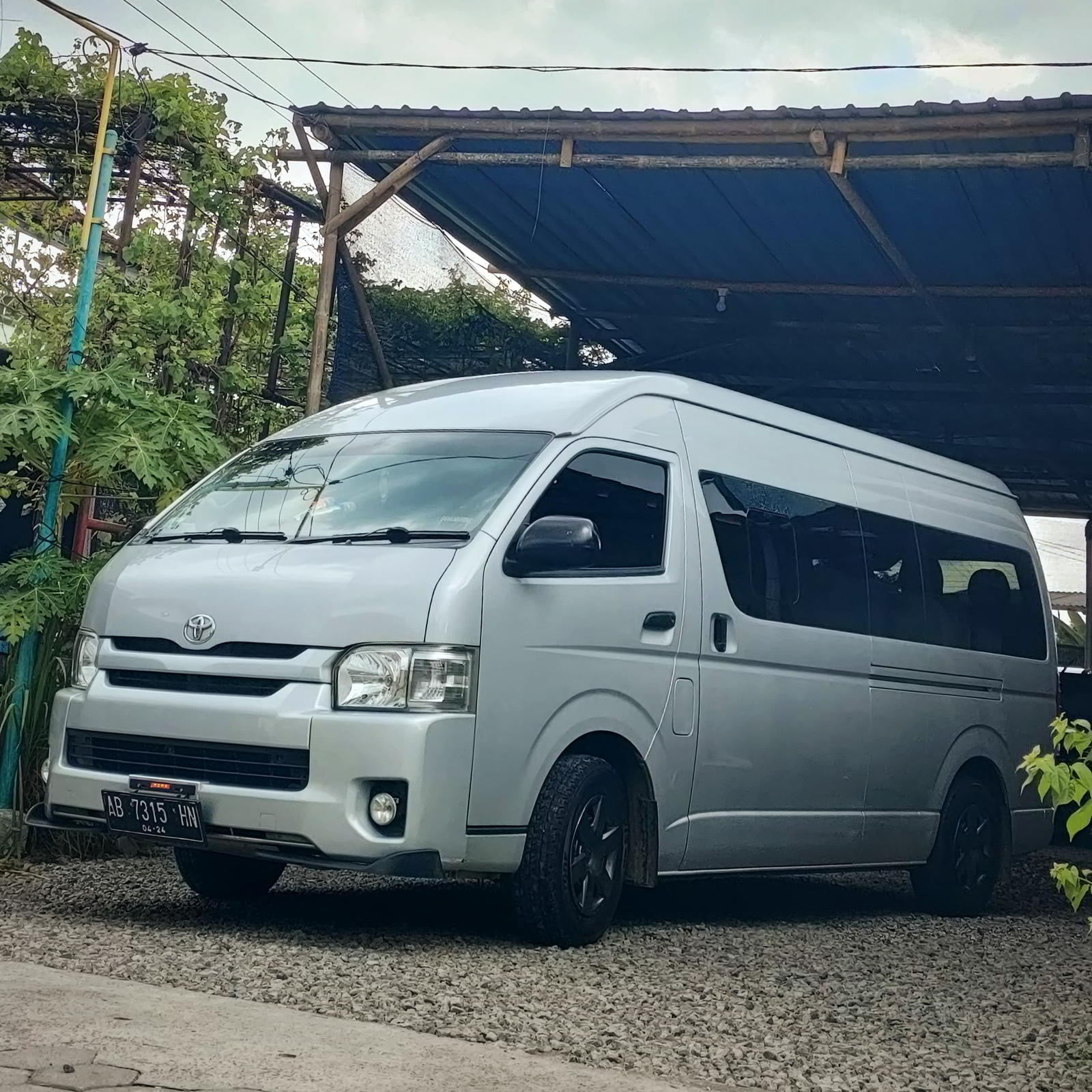 Mobil Hiace Commuter