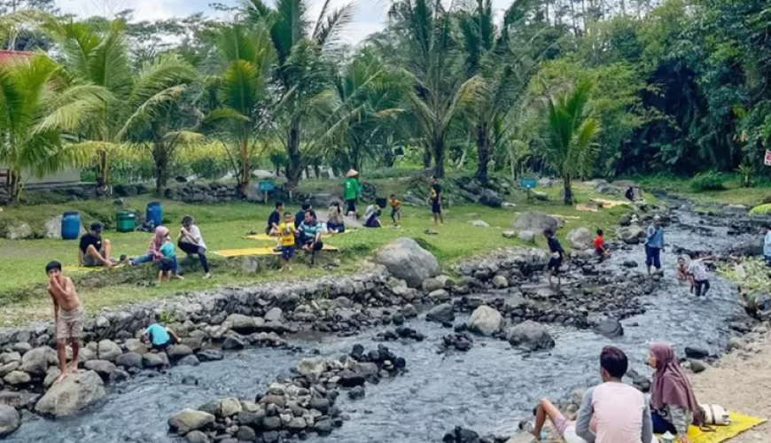 Ledok Sambi Resort Daya Tarik, Lokasi, dan Harga Tiket Masuk. Ledok Sambi Resort terletak di Jl Kaliurang Km 19,2, Pakembinangun, Pakem, Sleman, Yogyakarta dan dibuka secara resmi pada tanggal 13 Februari 2011. Lokasinya yang dekat dengan Desa Wisata Ledok Sambi menjadi daya tarik wisatawan untuk bisa mampir kesana. Di tempat ini para wisatawan menghilangkan penat dan lelah setelah seharian penuh menikmati liburan.