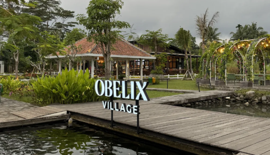 Pada artikel ini kita akan membahas tentang Obelix Village ulasan pesonanya, lokasi dan harga tiket masuk untuk menuju ke sana. Menawarkan suasana asri khas pedesaan, Obelix Village Sleman menjadi wisata di Sleman yang lagi hits yang kini sedang diminati wisatawan. Terlebih lagi untuk yang mempunyai planning berwisata bersama keluarga sebab terdapat banyak wahana ramah anak. Obelix Villages masih dalam satu naungan perusahaan bersama dengan Obelix Sea View yang ada di Gunung Kidul, dan Obelix Hills, namun lokasinya amat berjauhan.