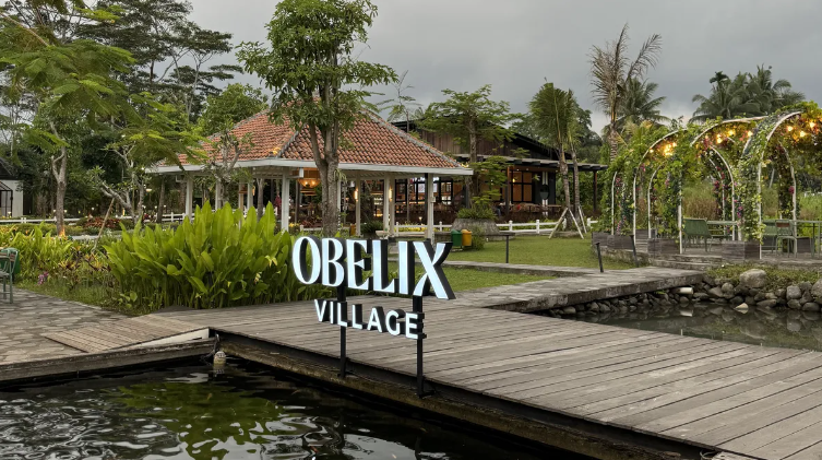 Pada artikel ini kita akan membahas tentang Obelix Village ulasan pesonanya, lokasi dan harga tiket masuk untuk menuju ke sana. Menawarkan suasana asri khas pedesaan, Obelix Village Sleman menjadi wisata di Sleman yang lagi hits yang kini sedang diminati wisatawan. Terlebih lagi untuk yang mempunyai planning berwisata bersama keluarga sebab terdapat banyak wahana ramah anak. Obelix Villages masih dalam satu naungan perusahaan bersama dengan Obelix Sea View yang ada di Gunung Kidul, dan Obelix Hills, namun lokasinya amat berjauhan.