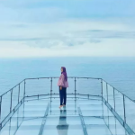 Sagara view of Karangbolong saat ini merupakan salah satu wisata Kebumen yang Lagi Viral karena memiliki pesona yang menawan untuk Anda kunjungi. Kebumen merupakan sebuah kabupaten di Jawa Tengah yang kaya akan keindahan alam, menawarkan banyak destinasi wisata yang belum banyak dikenal wisatawan. Salah satu destinasi tersembunyi yang sedang naik daun adalah Bukit Sagara, yang juga dikenal dengan sebutan Sagara View of Karangbolong. Terletak di kawasan Karangbolong, Bukit Sagara menawarkan pesona alam yang menawan, dengan pemandangan laut dan perbukitan yang memukau.