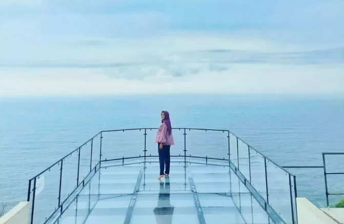 Sagara view of Karangbolong saat ini merupakan salah satu wisata Kebumen yang Lagi Viral karena memiliki pesona yang menawan untuk Anda kunjungi. Kebumen merupakan sebuah kabupaten di Jawa Tengah yang kaya akan keindahan alam, menawarkan banyak destinasi wisata yang belum banyak dikenal wisatawan. Salah satu destinasi tersembunyi yang sedang naik daun adalah Bukit Sagara, yang juga dikenal dengan sebutan Sagara View of Karangbolong. Terletak di kawasan Karangbolong, Bukit Sagara menawarkan pesona alam yang menawan, dengan pemandangan laut dan perbukitan yang memukau.