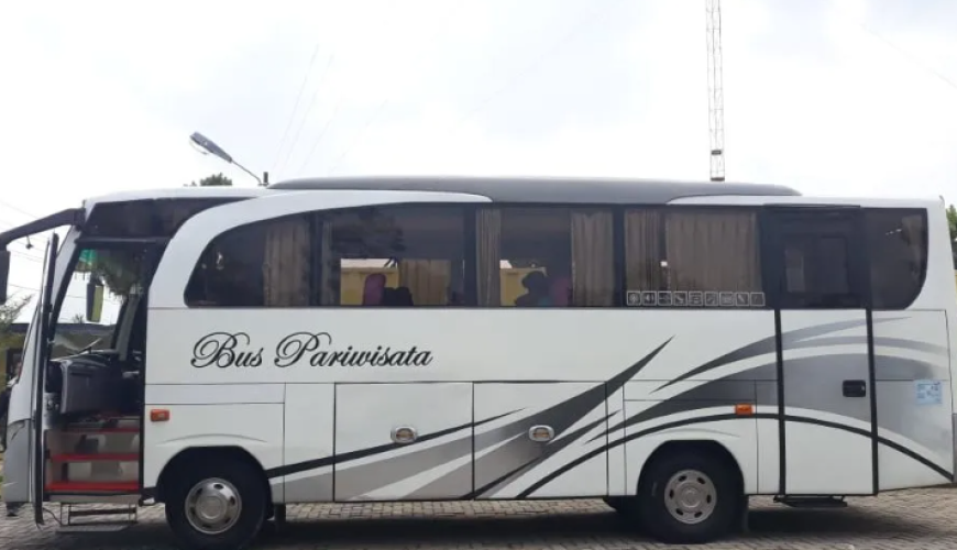 Harga sewa bus 3/4 per hari nya berbeda-beda tiap daerah karena berbagai macam faktor yang mempengaruhi perbedaan harga tersebut. Untuk berbagai macam faktor tersebut nantinya akan mempengaruhi harga sewa bus. Terdapat penjelasan terkait faktor-faktor tersebut yang menjadi sebab perubahan harga sewa bus. Namun sebelum membahas harga dan faktor-faktornya, perlu Anda ketahui apa itu bus 3/4? Bus 3/4 muat berapa orang?