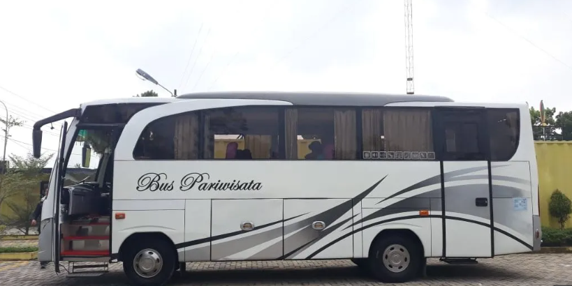 Harga sewa bus 3/4 per hari nya berbeda-beda tiap daerah karena berbagai macam faktor yang mempengaruhi perbedaan harga tersebut. Untuk berbagai macam faktor tersebut nantinya akan mempengaruhi harga sewa bus. Terdapat penjelasan terkait faktor-faktor tersebut yang menjadi sebab perubahan harga sewa bus. Namun sebelum membahas harga dan faktor-faktornya, perlu Anda ketahui apa itu bus 3/4? Bus 3/4 muat berapa orang?