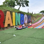 Di tengah beragam pesona pantai Kebumen yang sering kali identik dengan hamparan pasir putih dan birunya laut, Pantai Pitris Kebumen menawarkan pengalaman yang unik dan berbeda. Terletak di atas bukit, Pitris Ocean View bukan hanya sekadar destinasi wisata, tetapi juga merupakan sebuah surga tersembunyi yang memikat hati para pengunjung dengan keindahan alamnya yang menakjubkan.