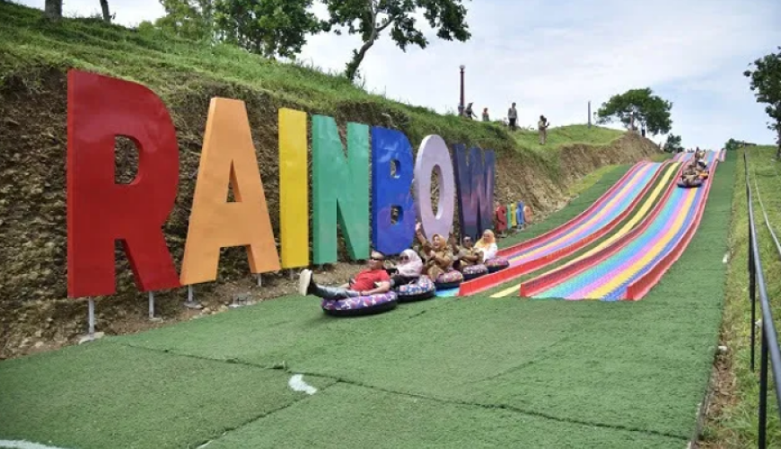 Di tengah beragam pesona pantai Kebumen yang sering kali identik dengan hamparan pasir putih dan birunya laut, Pantai Pitris Kebumen menawarkan pengalaman yang unik dan berbeda. Terletak di atas bukit, Pitris Ocean View bukan hanya sekadar destinasi wisata, tetapi juga merupakan sebuah surga tersembunyi yang memikat hati para pengunjung dengan keindahan alamnya yang menakjubkan.