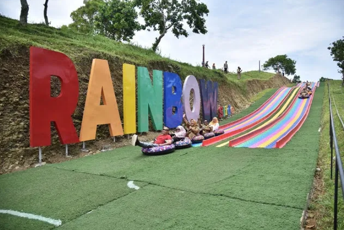 Di tengah beragam pesona pantai Kebumen yang sering kali identik dengan hamparan pasir putih dan birunya laut, Pantai Pitris Kebumen menawarkan pengalaman yang unik dan berbeda. Terletak di atas bukit, Pitris Ocean View bukan hanya sekadar destinasi wisata, tetapi juga merupakan sebuah surga tersembunyi yang memikat hati para pengunjung dengan keindahan alamnya yang menakjubkan.