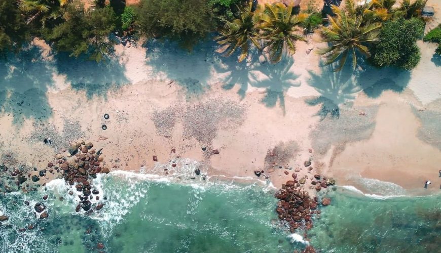 Tiket masuk Pantai Menganti menjadi hal yang harus kalian ketahui ketika menghendaki berkunjung ke Menganti Beach. Pantai Menganti Kebumen masuk dalam salah satu pantai Kebumen favorit yang diburu banyak wisatawan. Tak heran karena pantai Menganti menawarkan pemandangan indah yang tak biasa. Selain bersantai di pantai pasir putih, kalian akan tercengang dengan pemandangan tebing karst berpadu dengan perbukitan hijau di sekelilingnya.