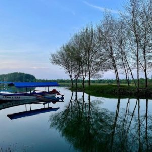 Di antara beragam wisata yang ditawarkan, kawasan Kulon Progo mulai mencuri perhatian wisatawan yakni Pantai Glagah, yang terletak sekitar 40 km dari pusat