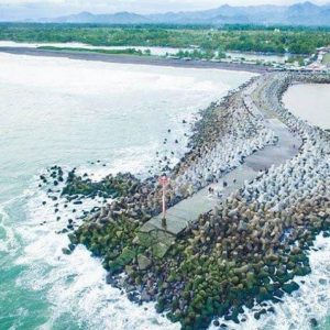 Di antara beragam wisata yang ditawarkan, kawasan Kulon Progo mulai mencuri perhatian wisatawan yakni Pantai Glagah, yang terletak sekitar 40 km dari pusat