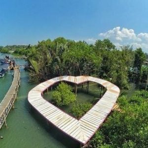 Pantai Pasir Kadilangu merupakan salah satu wisata Kulon Progo yang memukau dengan menyuguhkan keindahan alam yang masih perawan