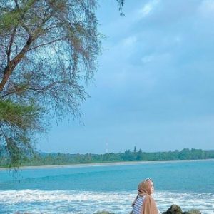 Pantai Bugel Kulon Progo adalah salah satu permata tersembunyi Yogyakarta, menyajikan keindahan alam yang masih sangat alami dan mempesona