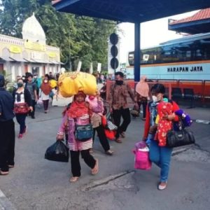 Menggunakan bus pariwisata untuk liburan bisa menjadi solusi tepat bagi Anda yang ingin menghemat biaya liburan tanpa mengorbankan kenyamanan