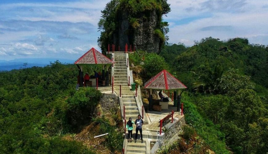 Desa Wisata Nglinggo adalah salah satu destinasi wisata yang terletak di Pegunungan Menoreh, tepatnya di Kabupaten Kulon Progo, Yogyakarta