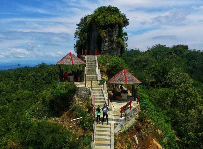 Desa Wisata Nglinggo adalah salah satu destinasi wisata yang terletak di Pegunungan Menoreh, tepatnya di Kabupaten Kulon Progo, Yogyakarta