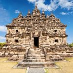 Candi Mendut merupakan salah satu destinasi wisata peninggalan sejarah dan warisan budaya yang terletak di Kabupaten Magelang, Jawa Tengah.