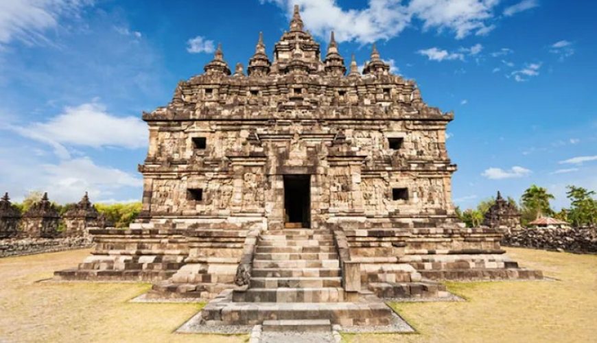 Candi Mendut merupakan salah satu destinasi wisata peninggalan sejarah dan warisan budaya yang terletak di Kabupaten Magelang, Jawa Tengah.