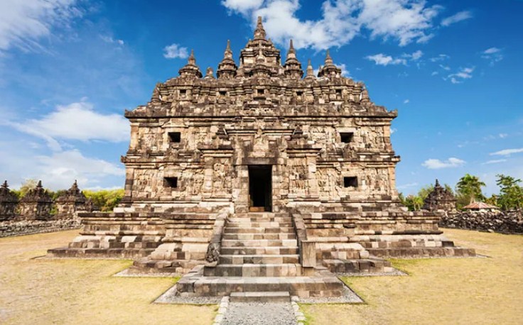 Candi Mendut merupakan salah satu destinasi wisata peninggalan sejarah dan warisan budaya yang terletak di Kabupaten Magelang, Jawa Tengah.