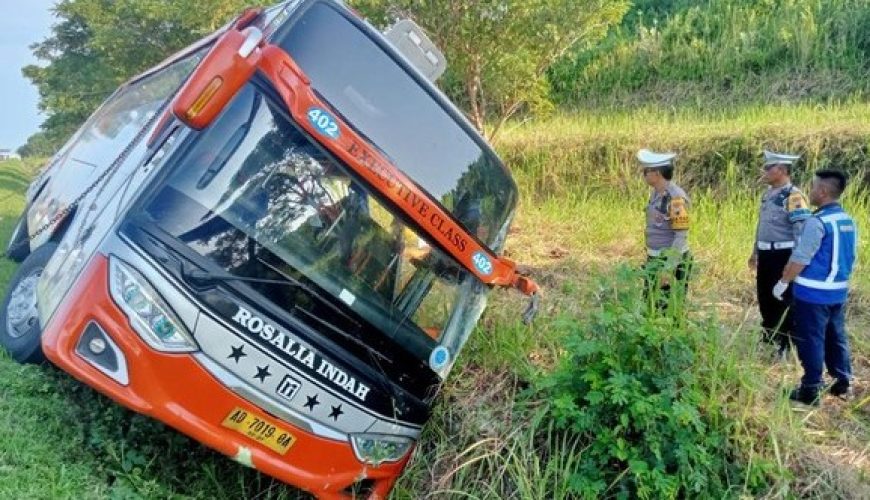 Kecelakaan bus pariwisata kembali terjadi di Pekalongan, Jawa Tengah, menimbulkan kekhawatiran mengenai keselamatan transportasi darat di Indonesia