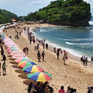 Pantai Indrayanti Jogja, destinasi wisata yang kini semakin mencuri perhatian, tak hanya di kalangan pelancong lokal, tetapi juga wisatawan