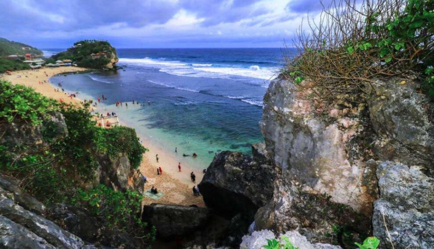 Pantai Indrayanti Jogja, destinasi wisata yang kini semakin mencuri perhatian, tak hanya di kalangan pelancong lokal, tetapi juga wisatawan