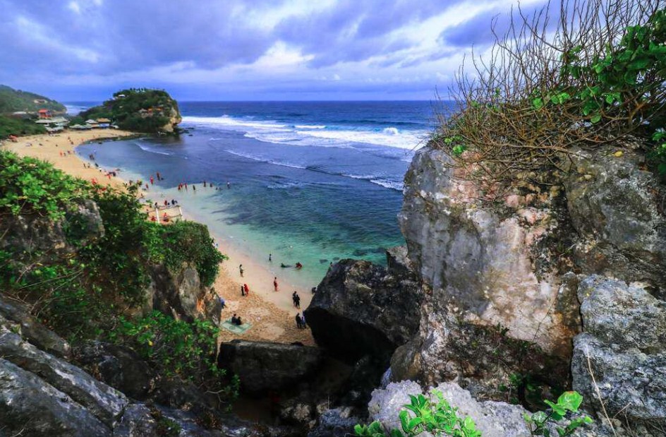 Pantai Indrayanti Jogja, destinasi wisata yang kini semakin mencuri perhatian, tak hanya di kalangan pelancong lokal, tetapi juga wisatawan