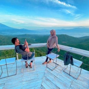 Puncak Menoreh merupakan bagian dari Pegunungan Menoreh yang membentang di bagian barat Yogyakarta, tepatnya di Kabupaten Kulon Progo.