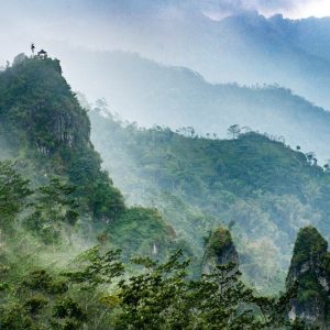 Puncak Menoreh merupakan bagian dari Pegunungan Menoreh yang membentang di bagian barat Yogyakarta, tepatnya di Kabupaten Kulon Progo.