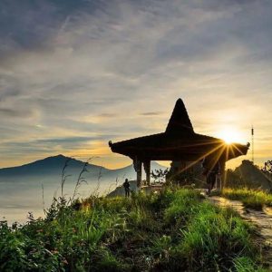 Puncak Menoreh merupakan bagian dari Pegunungan Menoreh yang membentang di bagian barat Yogyakarta, tepatnya di Kabupaten Kulon Progo.