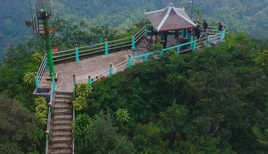 Puncak Suroloyo adalah salah satu destinasi wisata alam yang memukau di Indonesia, khususnya di kawasan Pegunungan Menoreh, Yogyakarta.