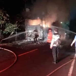 Kebakaran bus pariwisata di jalur Denpasar-Gilimanuk, tepatnya di Banjar Dalem, Desa Gumbrih, Kecamatan Pekutatan, Kabupaten Jembrana