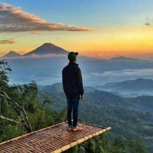 Salah satu keindahan alam yang tersembunyi namun kian populer adalah Bukit Ngisis di Kulon Progo. Dengan pemandangan menakjubkan, udara yang segar,