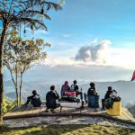 Salah satu keindahan alam yang tersembunyi namun kian populer adalah Bukit Ngisis di Kulon Progo. Dengan pemandangan menakjubkan, udara yang segar,