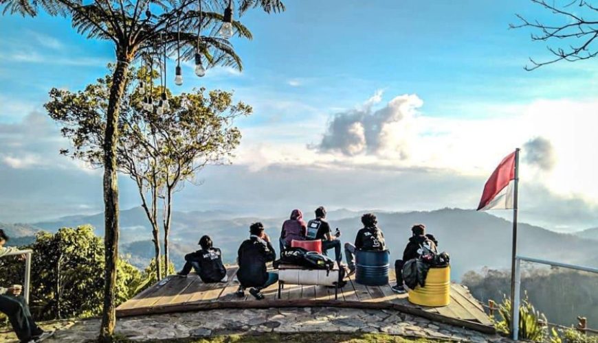 Salah satu keindahan alam yang tersembunyi namun kian populer adalah Bukit Ngisis di Kulon Progo. Dengan pemandangan menakjubkan, udara yang segar,