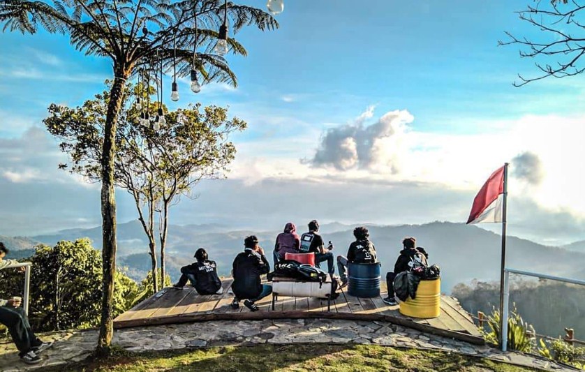 Salah satu keindahan alam yang tersembunyi namun kian populer adalah Bukit Ngisis di Kulon Progo. Dengan pemandangan menakjubkan, udara yang segar,