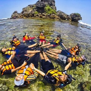 Pantai Nglambor Jogja terletak di Desa Purwodadi, Kecamatan Tepus, Kabupaten Gunungkidul, Yogyakarta. Kawasan wisata Gunungkidul yang lagi hits