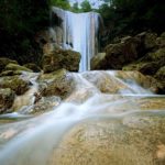 Destinasi wisata air terjun yang kini semakin populer adalah Grojogan Sewu Kulon Progo, yang terletak di Yogyakarta. Air terjun ini menawarkan pesona alam