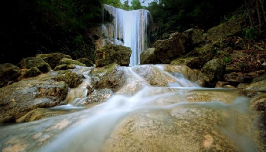 Destinasi wisata air terjun yang kini semakin populer adalah Grojogan Sewu Kulon Progo, yang terletak di Yogyakarta. Air terjun ini menawarkan pesona alam