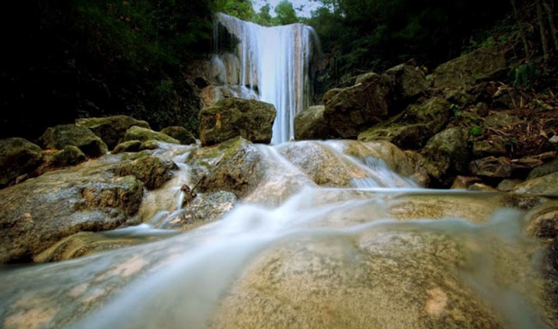 Destinasi wisata air terjun yang kini semakin populer adalah Grojogan Sewu Kulon Progo, yang terletak di Yogyakarta. Air terjun ini menawarkan pesona alam