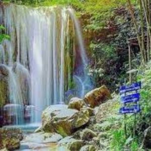 Destinasi wisata air terjun yang kini semakin populer adalah Grojogan Sewu Kulon Progo, yang terletak di Yogyakarta. Air terjun ini menawarkan pesona alam