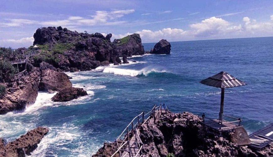 Pantai Nglambor Jogja terletak di Desa Purwodadi, Kecamatan Tepus, Kabupaten Gunungkidul, Yogyakarta. Kawasan wisata Gunungkidul yang lagi hits