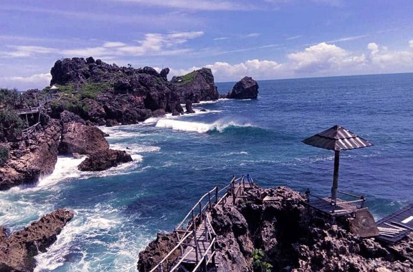 Pantai Nglambor Jogja terletak di Desa Purwodadi, Kecamatan Tepus, Kabupaten Gunungkidul, Yogyakarta. Kawasan wisata Gunungkidul yang lagi hits