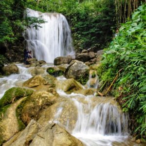 Destinasi wisata air terjun yang kini semakin populer adalah Grojogan Sewu Kulon Progo, yang terletak di Yogyakarta. Air terjun ini menawarkan pesona alam