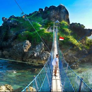 Pantai Nglambor Jogja terletak di Desa Purwodadi, Kecamatan Tepus, Kabupaten Gunungkidul, Yogyakarta. Kawasan wisata Gunungkidul yang lagi hits