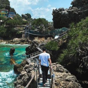 Pantai Nglambor Jogja terletak di Desa Purwodadi, Kecamatan Tepus, Kabupaten Gunungkidul, Yogyakarta. Kawasan wisata Gunungkidul yang lagi hits