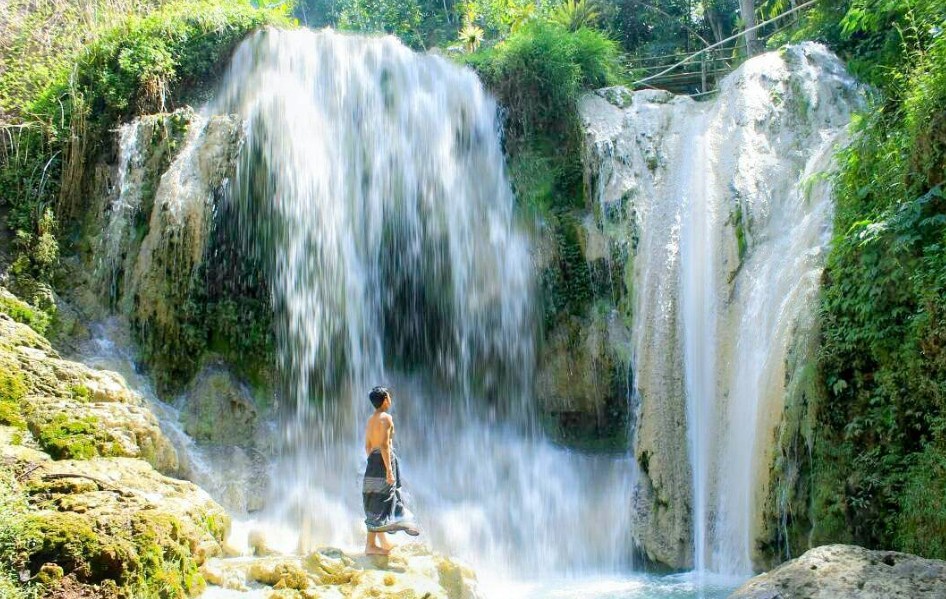 Di antara berbagai air terjun yang tersebar di seluruh Nusantara, Air Terjun Kembang Soka adalah destinasi wisata alam yang wajib dikunjungi